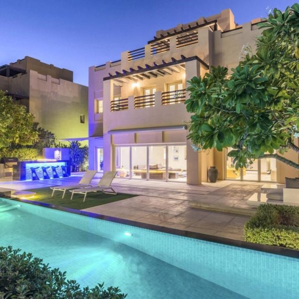 Exploring the Advantages and Disadvantages of Purchasing Property in Dubai